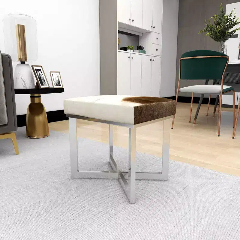 Tabouret carré contemporain en peau de vache et acier inoxydable argenté – Olivia & May