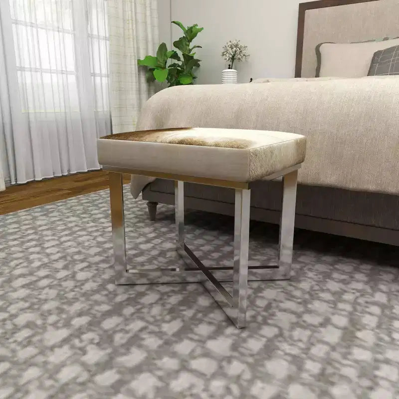 Tabouret carré contemporain en peau de vache et acier inoxydable argenté – Olivia & May