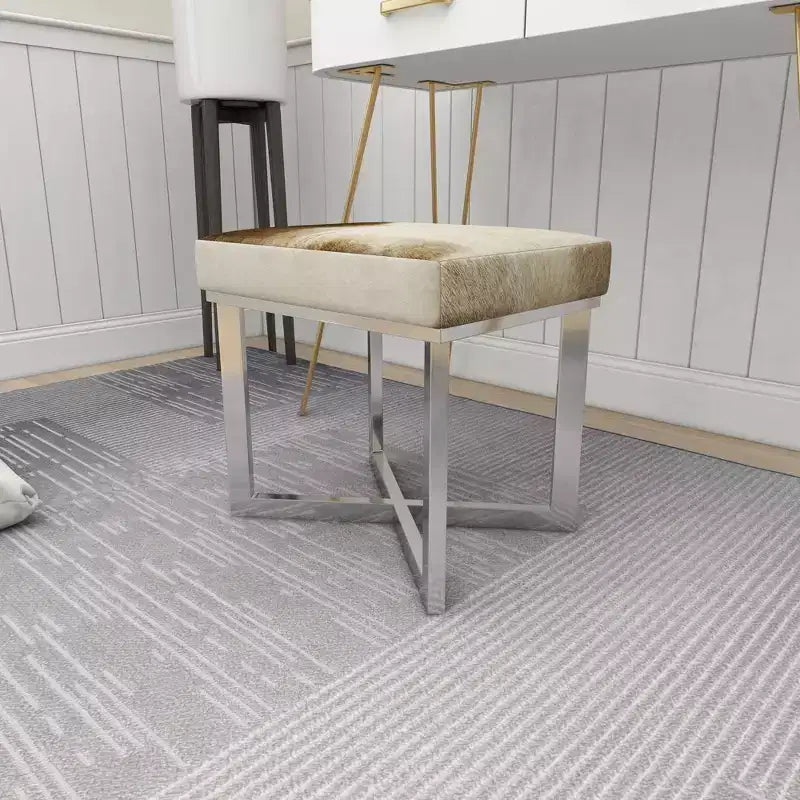 Tabouret carré contemporain en peau de vache et acier inoxydable argenté – Olivia & May