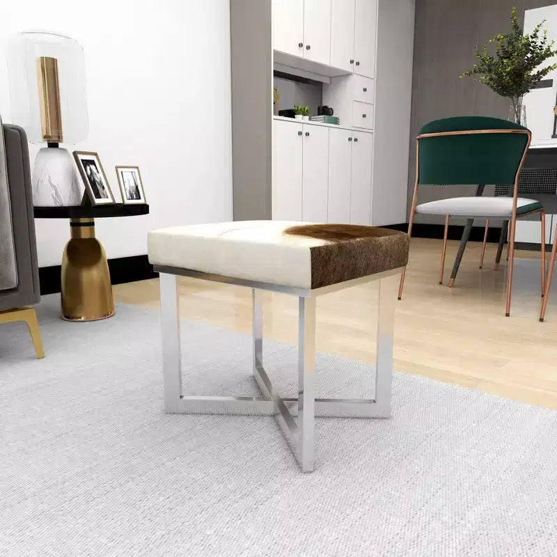 Tabouret carré contemporain en peau de vache et acier inoxydable argenté – Olivia & May