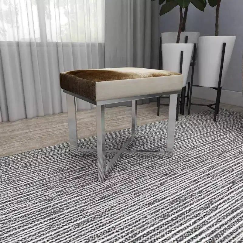 Tabouret carré contemporain en peau de vache et acier inoxydable argenté – Olivia & May