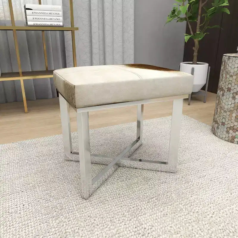 Tabouret carré contemporain en peau de vache et acier inoxydable argenté – Olivia & May