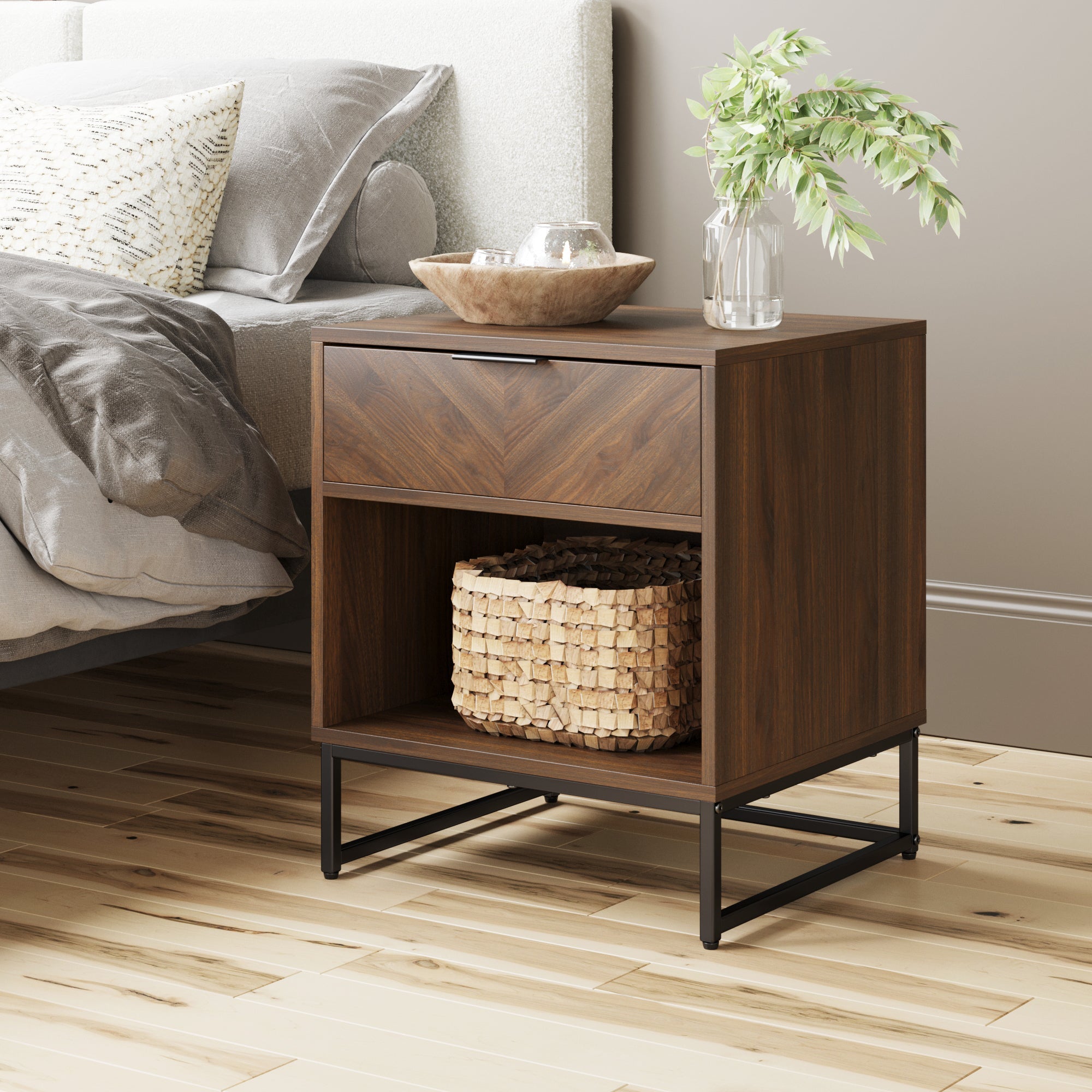 Table de chevet à chevrons en noyer, finition bois