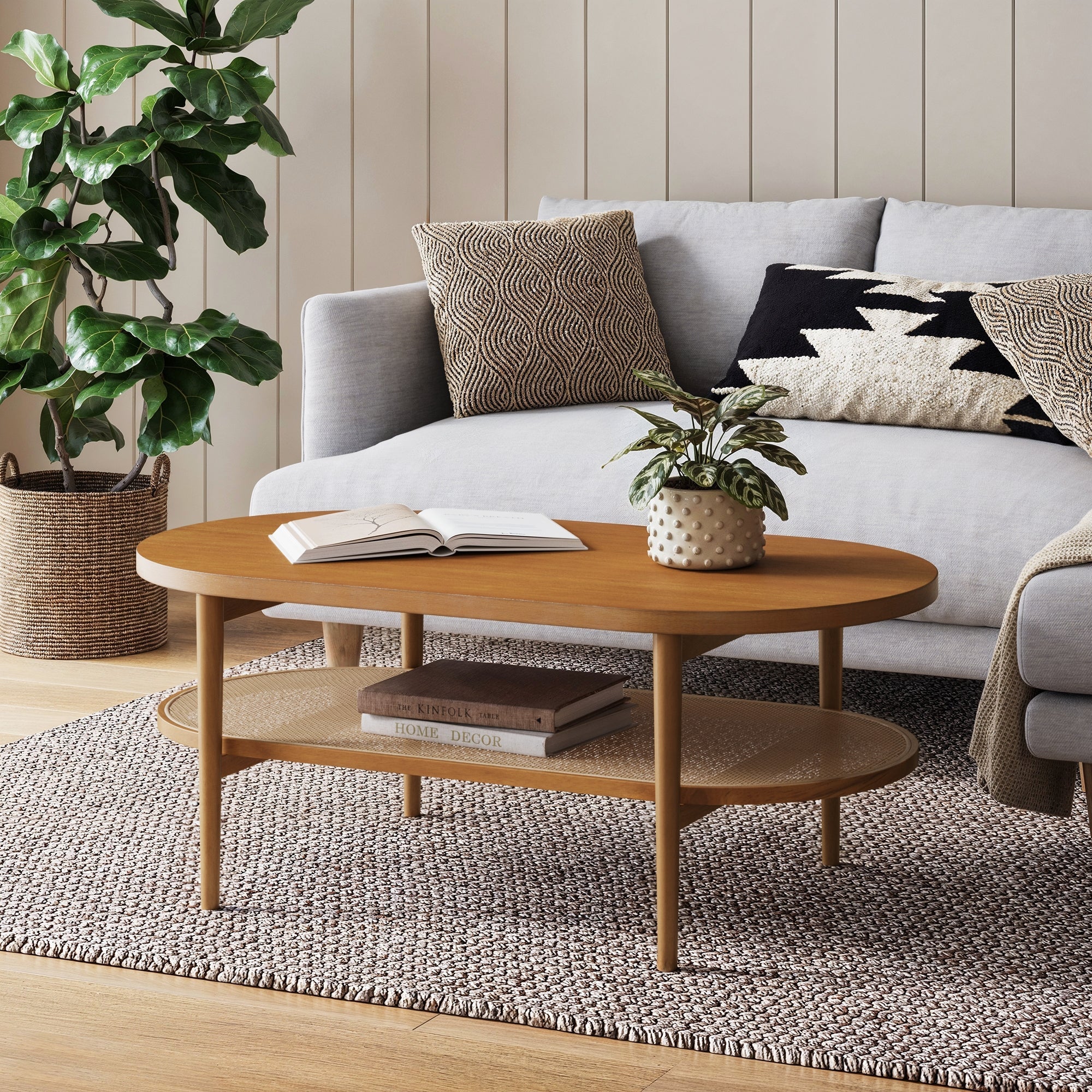 Table basse ovale en bois et rotin marron miel